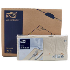 Tork frokostserviet natur 47735138. Tork Natural Lunch Serviets er ideel hvor der serveres lettere anretninger eller snacks. For restauranter med fokus på bæredygtighed gør Tork Natural Serviets det nemt at vise kunderne bekymring for miljøet. Den naturlige brune farve fremhæver billedet, og gæsterne genkender en genbrugsserviet Fortrykt med anprisningen "100% genanvendt". Ingen blegning eller yderligere farvestoffer giver en naturlig farve. 1/8 foldet. Papiret er FSC-certificeret og Ecolabel certificeret.